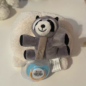 Le bébé raccoon pacifier